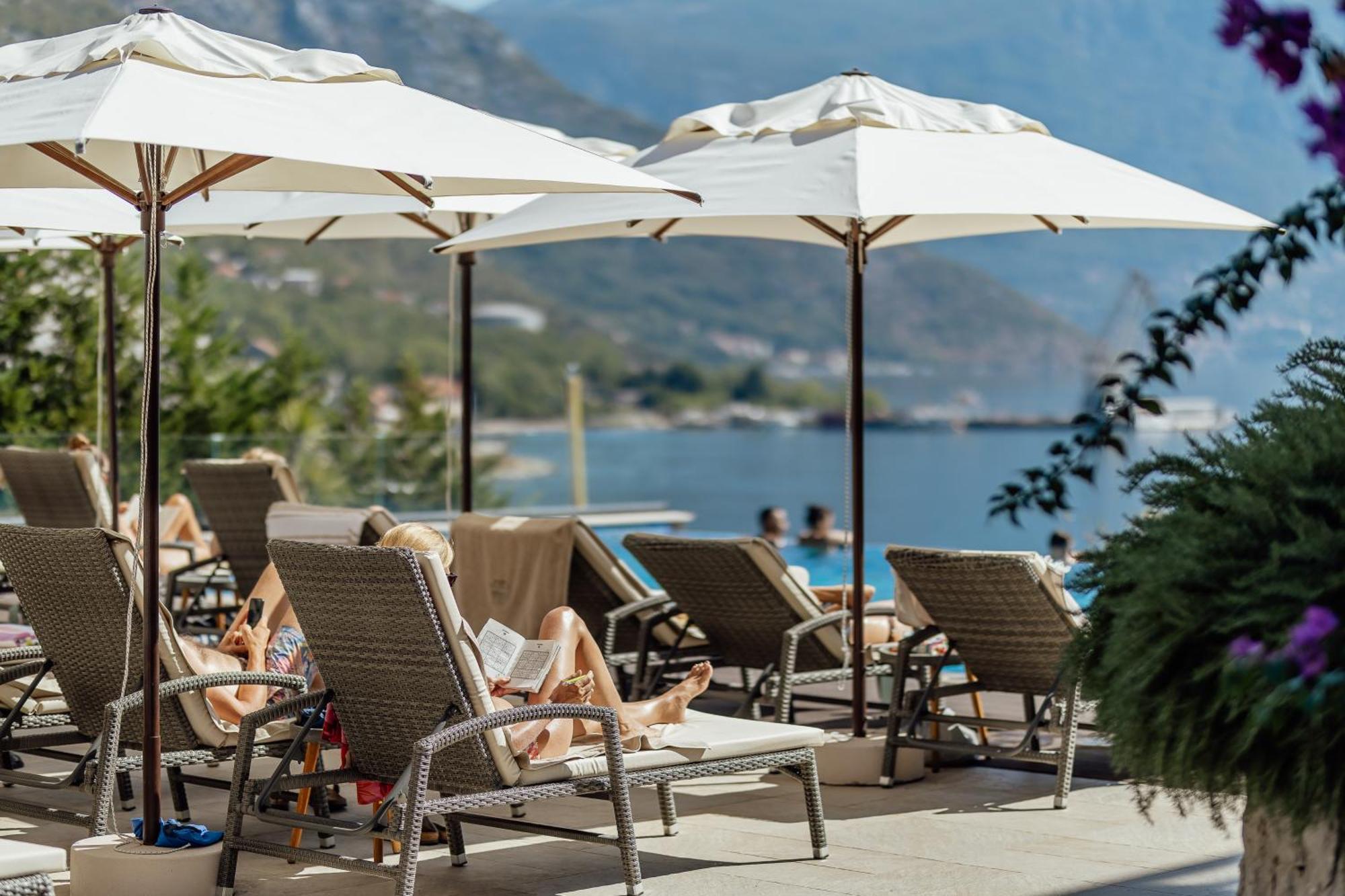 Bellezza Resort & Spa Котор Екстериор снимка